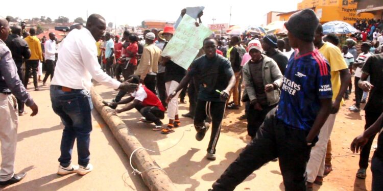 Residents Protest Month-Long Blackout in Mukono’s Kalagi-Kakoola Town
